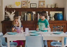 children set the table